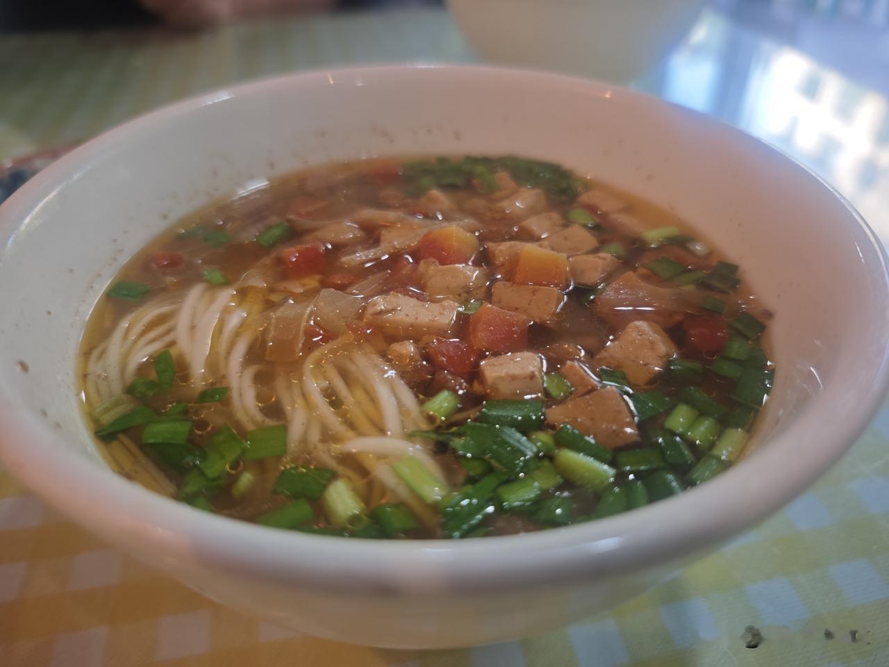 出差西安，坐席臊子面，13任意吃，还有配菜，油煎馒头片！味道相当哇塞！！