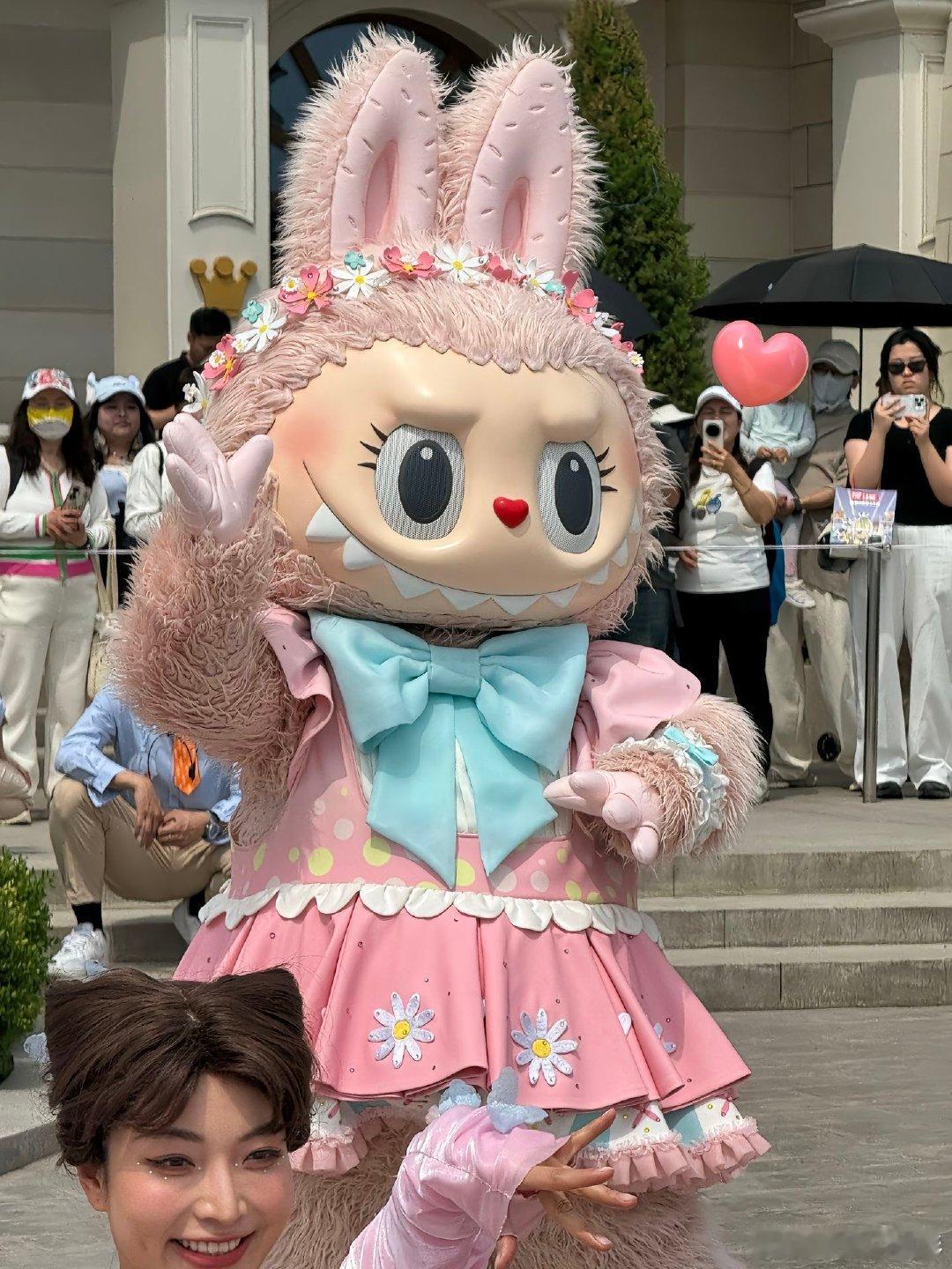 泡泡玛特乐园偶遇张杰泡泡玛特城市乐园偶遇张杰 泡泡玛特城市乐园偶遇张杰带着女儿小