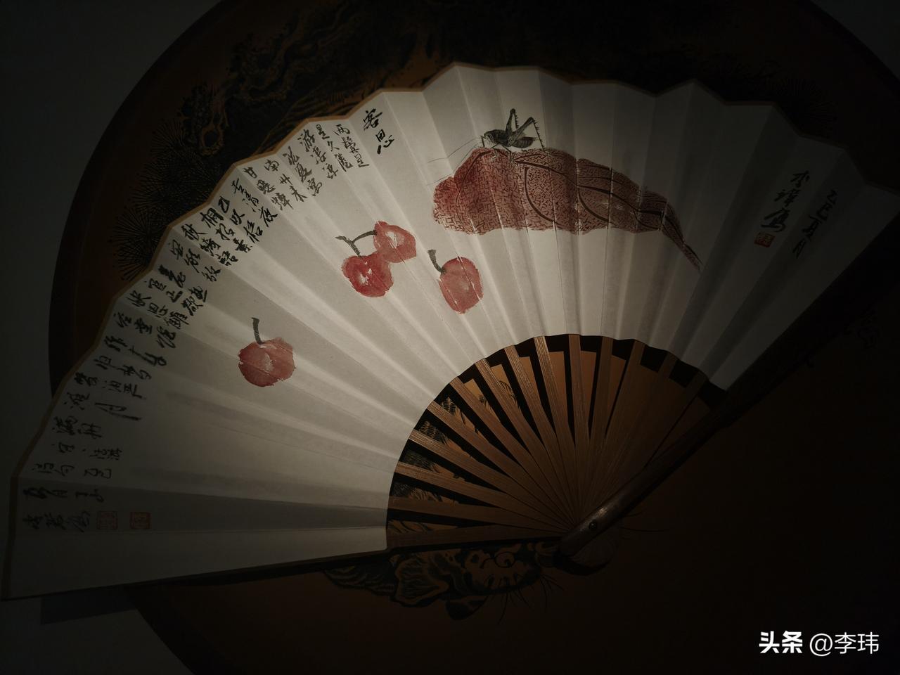 馆长长没有两把刷子