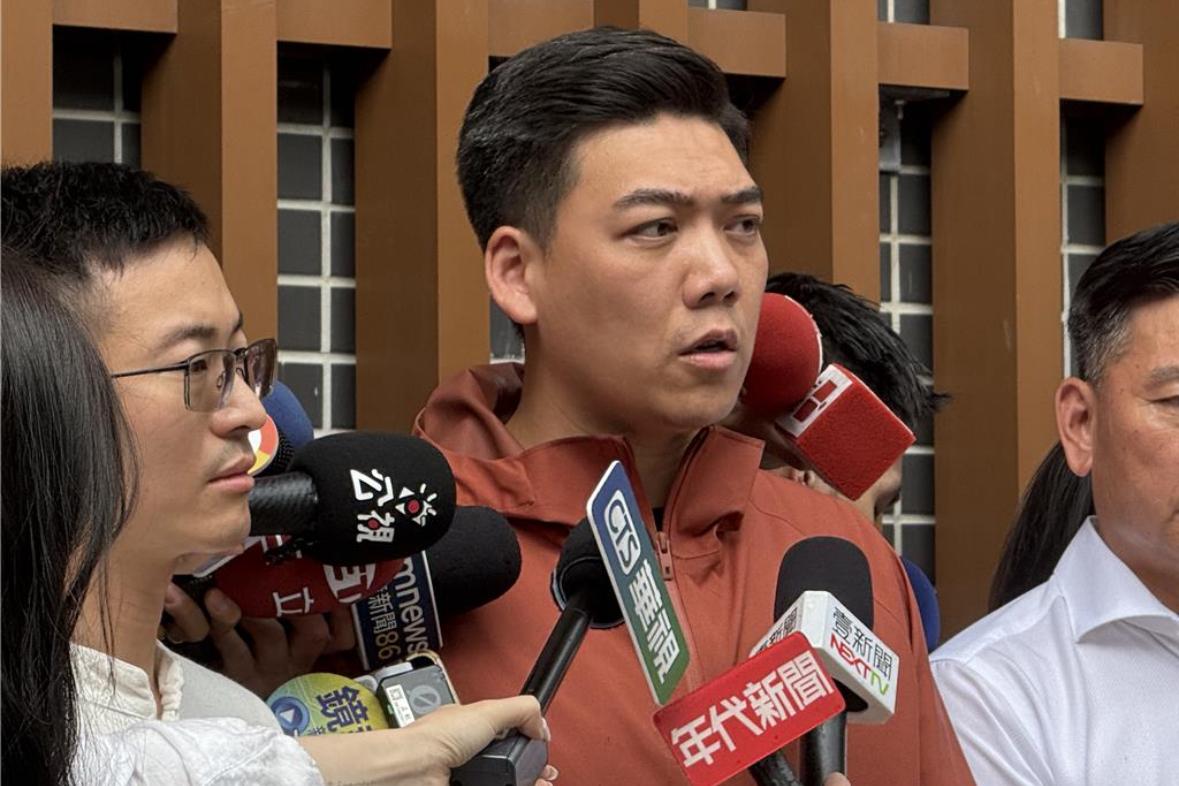 他将在台湾成为过街老鼠，蓝绿白都不待见！

罢免绿委吴思瑶团体「地动删瑶」下午至