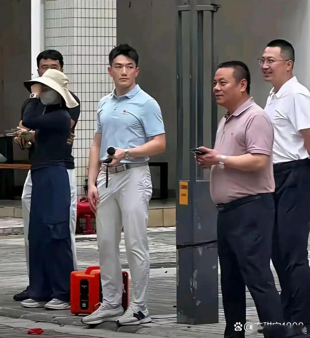 偶遇张馨予的老公，也没有那么帅。 