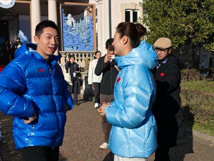 米兰冬奥赛场迎来熟悉身影，是谁惊喜亮相？
正是乒乓球奥运冠军许昕与丁宁！
米兰冬