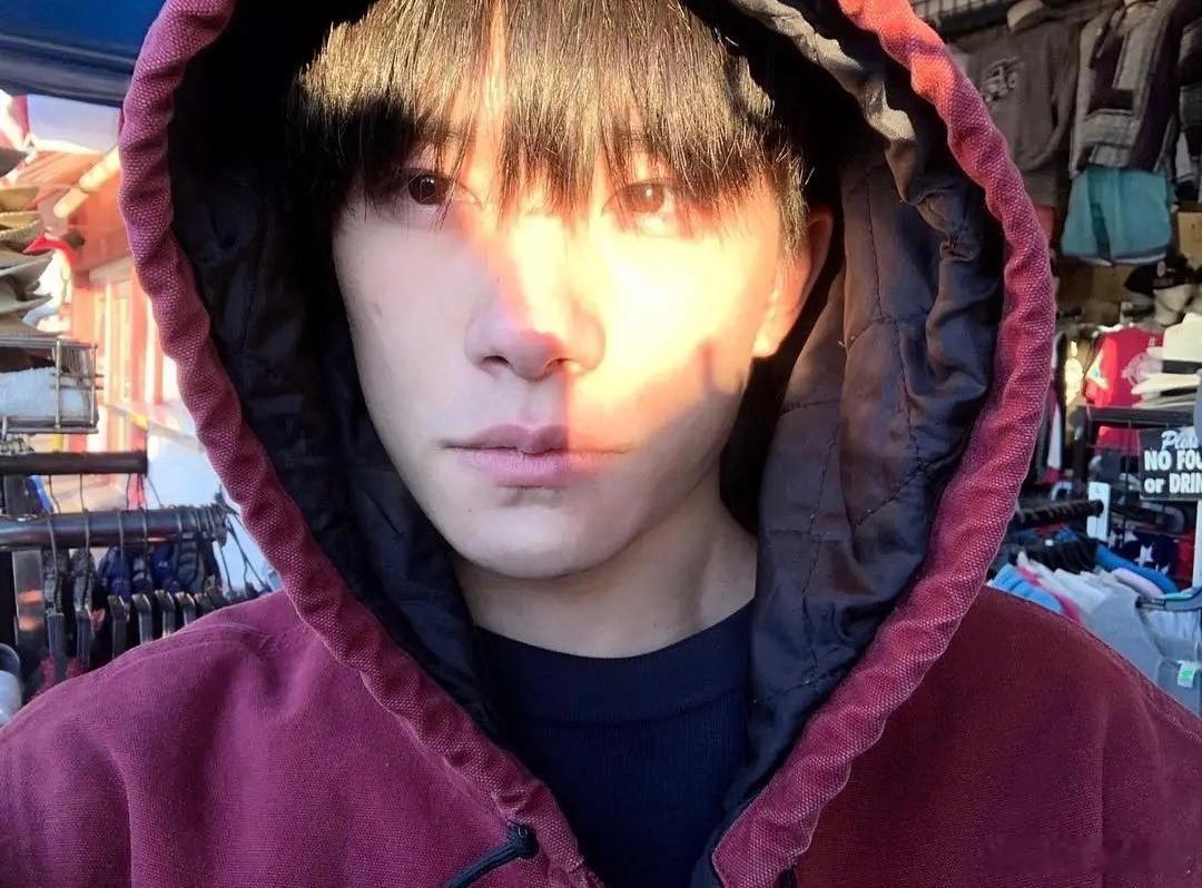 易烊千玺捕捉细碎生活里的美好 比起精致的摆拍，他更爱那些突然心动的偶然——云划过