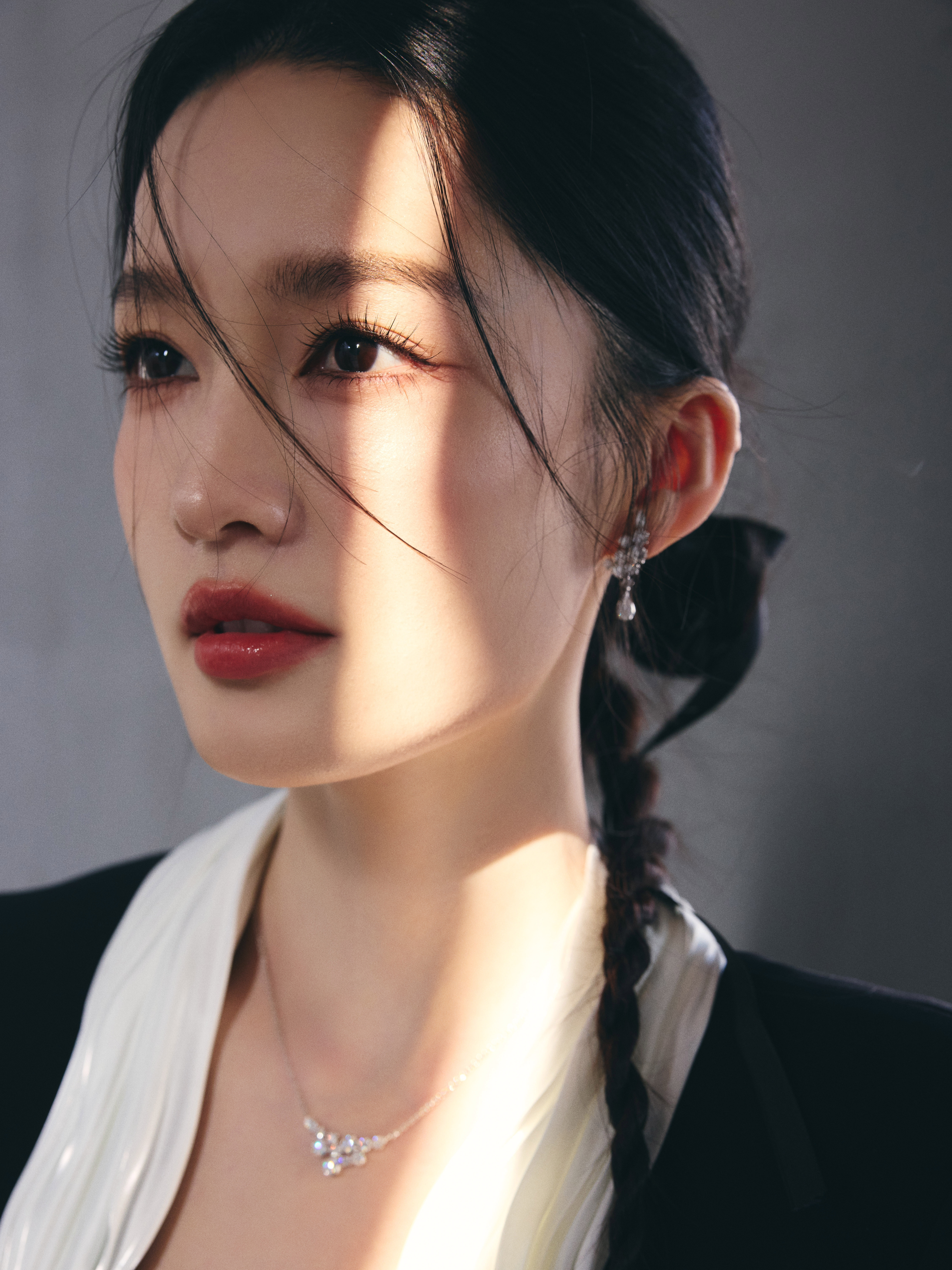 李沁  黑色与白色的经典组合，再加上精致的妆容和披肩长发，简直是职场女性的典范。