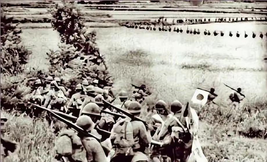 1945年，国军三个王牌师围歼日军一个联队，美式冲锋枪机关炮齐上阵，最后打扫战场
