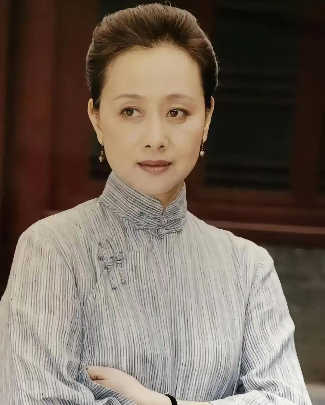黄梅莹，一个拿着正师级退休待遇的老演员，2025年3月被网友撞见在上海静安区的水