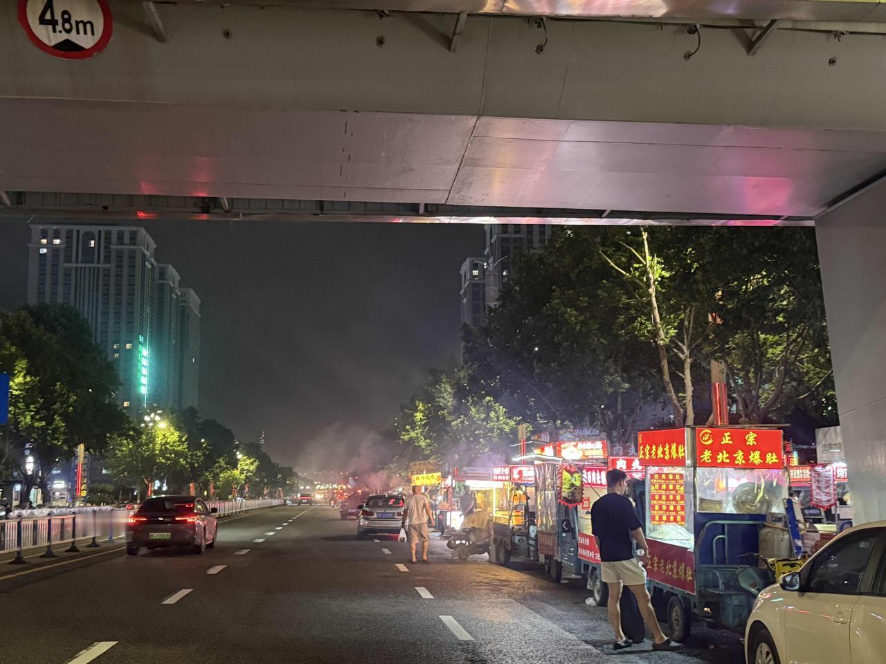 我还是觉得芳华园天桥下，这些摆摊的摊主还是应该注意一下，迎春大街是莱山的城市核心