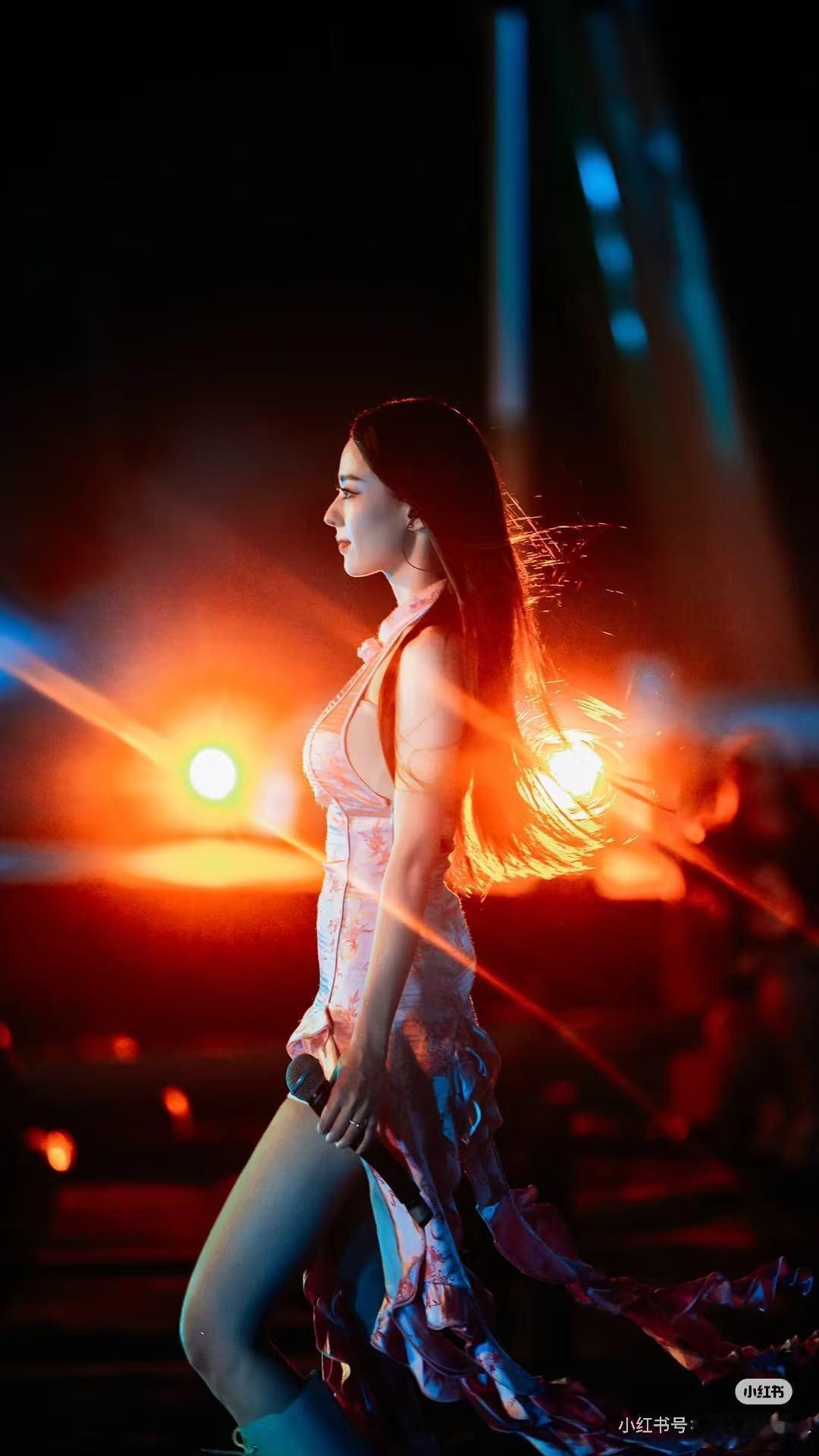 国际级彩蛋降临！吉娜成为缪斯女王演唱会“的第六位缪斯女王”！不仅弹琴，更会长歌！