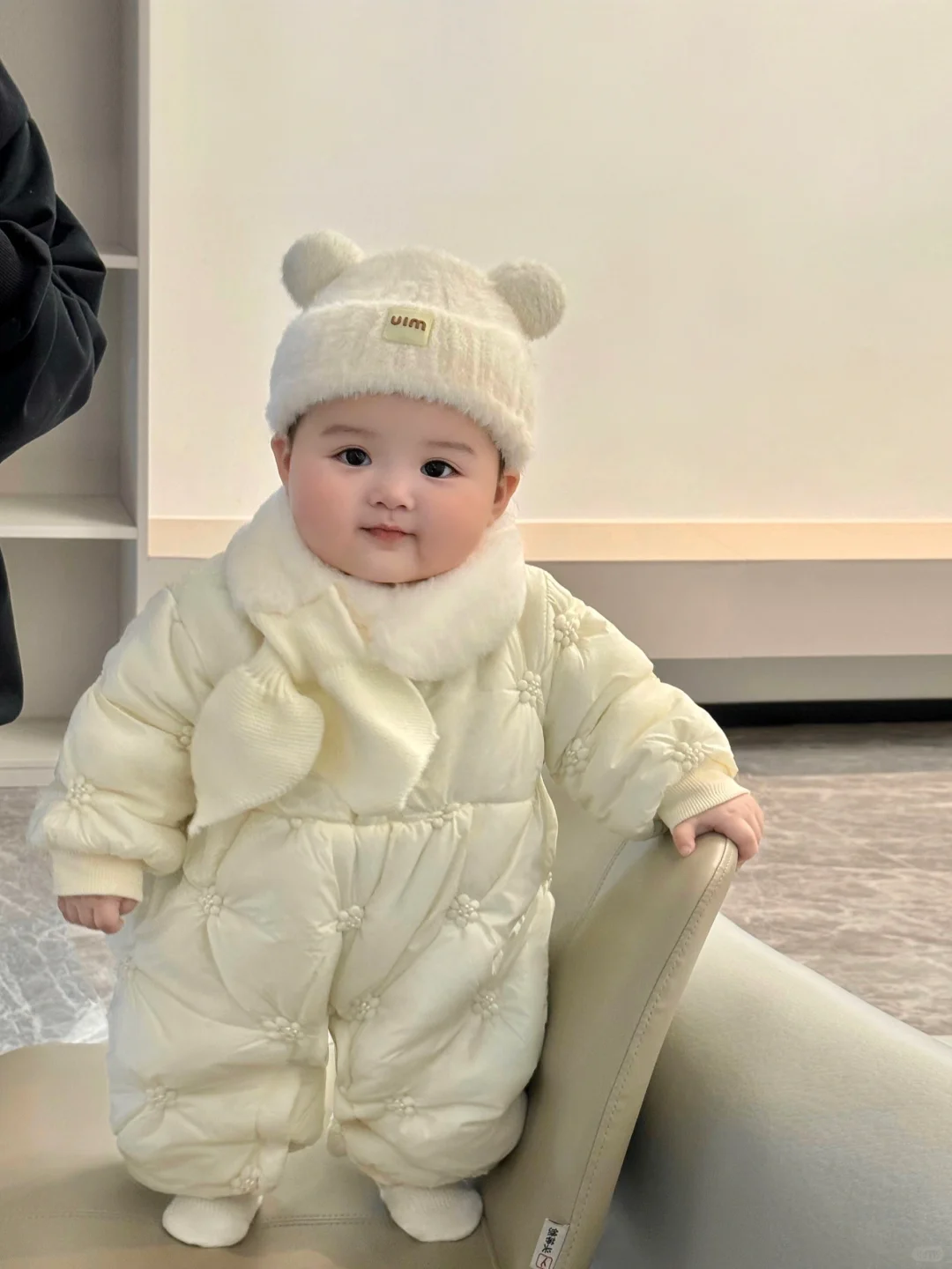 好喜欢我的胖宝宝，真像一个小手办呀～