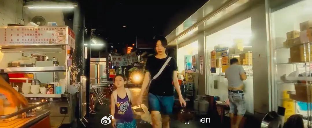 左撇子女孩 (2025)，聚焦于底层群体生活的现实主义电影，从小女孩宜静的视角出