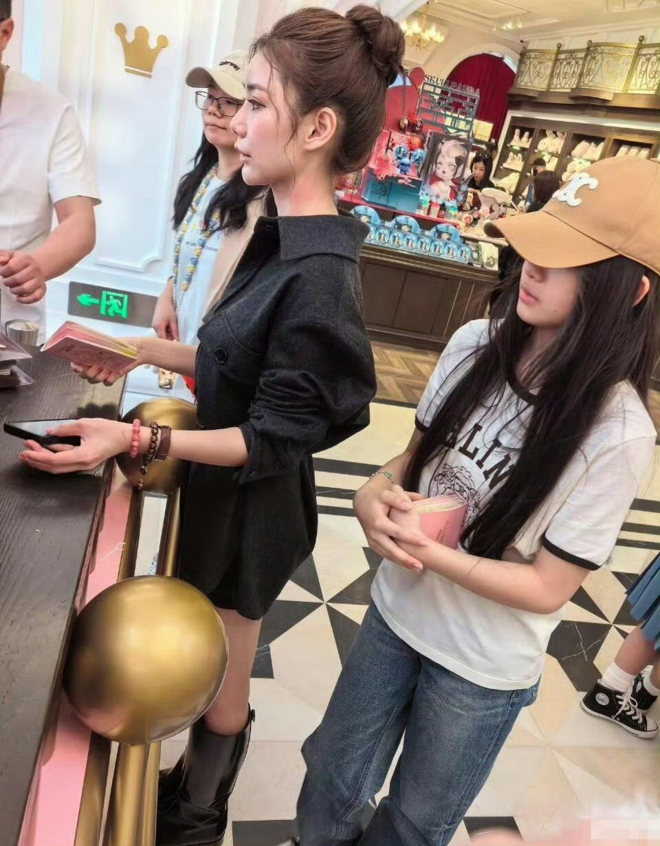 大S女儿开通ins账号私密账号，只跟几个亲友互关，说明徐家人还是想保护孩子的。挺