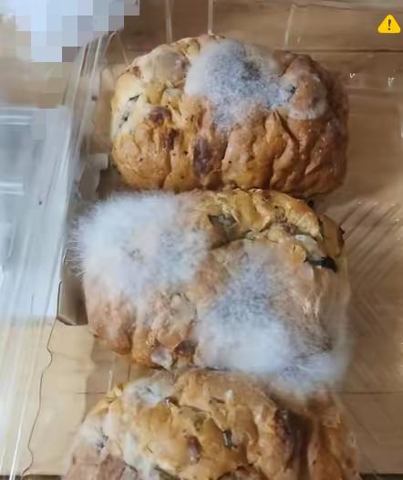 面包放一天就长毛？
河北一女子买的面包放客厅隔夜就发霉，
很多人第一反应是储存不