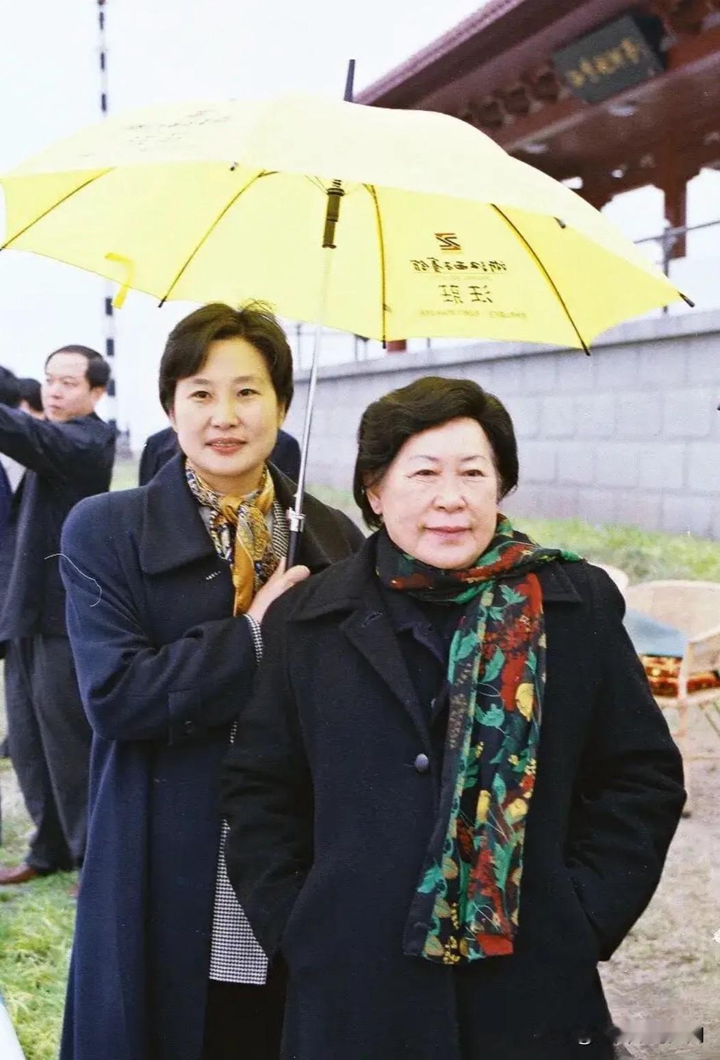 2000年，劳安同志在浙江海宁盐官考察钱塘江一线潮的一张非常珍贵的留影。此地是闻