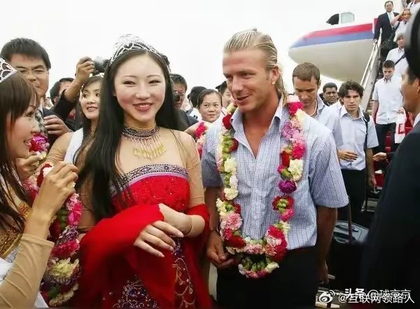 不懂就问，国足出征咋带这么多箱子？仔细瞧了瞧，甭管是贝克汉姆、C罗，还是欧冠三连