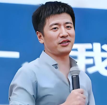 张雪峰说：

“你若不努力学习，一旦落入社会底层，
和一群没有素质的人混在一起。