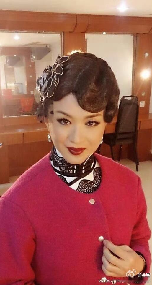 刘诗诗撞脸金星老师 气质洒脱如女王 ​​​