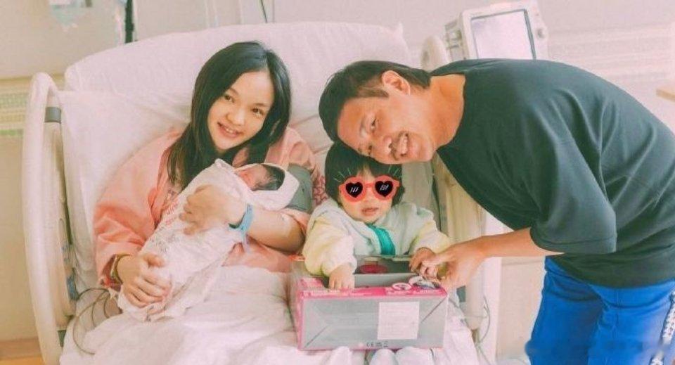 这下真要变成三娃妈了徐佳莹发了一张图，然后说要再生一个，感觉是已经怀上了吧。生小