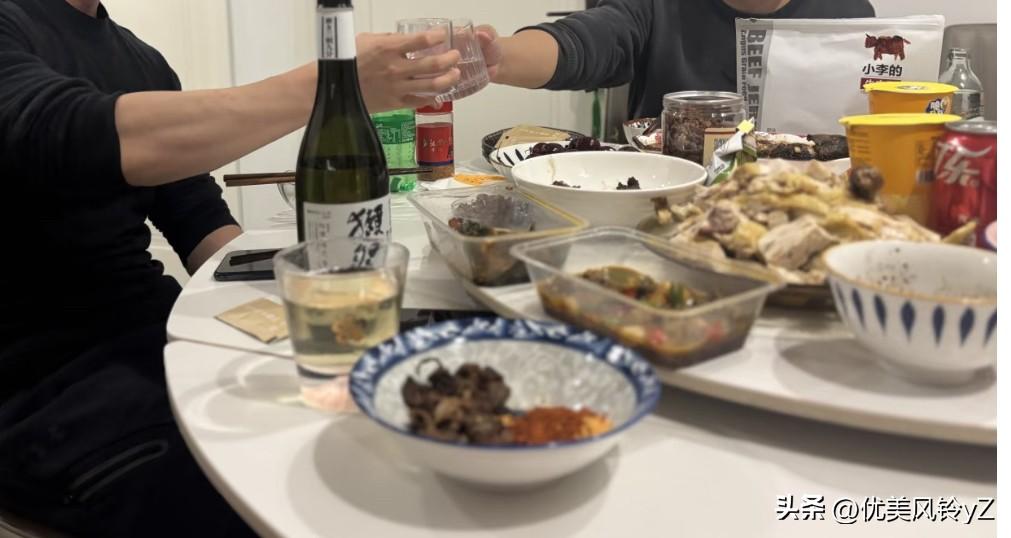 昨天我哥在我家喝酒，
可能喝多了口无遮拦的[捂脸]把他和媳妇那点事都拿出来说，他