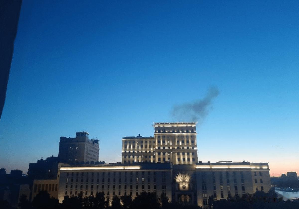 【莫斯科遭无人机袭击，国防部大楼附近响起爆炸声】

据俄罗斯电报频道“112”报