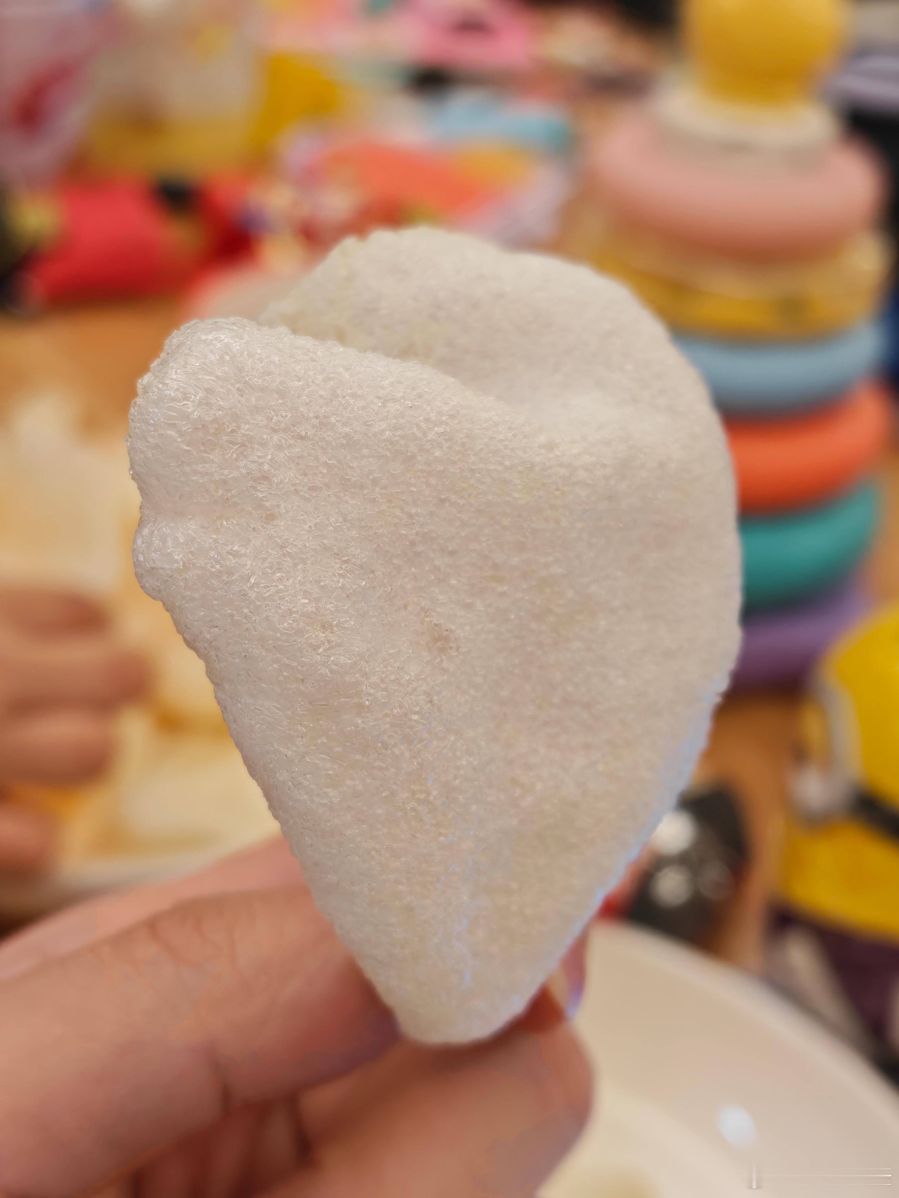 妍总晚上馋了，家里的零食又吃空了，干脆炸点虾片好了，撒点糖味道也是很不错的～ 