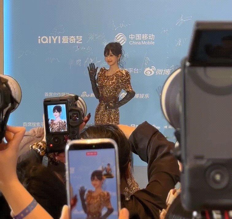 田曦薇飞吻王者荣耀 这波自动带入 王者荣耀 的妲己进去我这是游戏玩傻了吧？看啥都