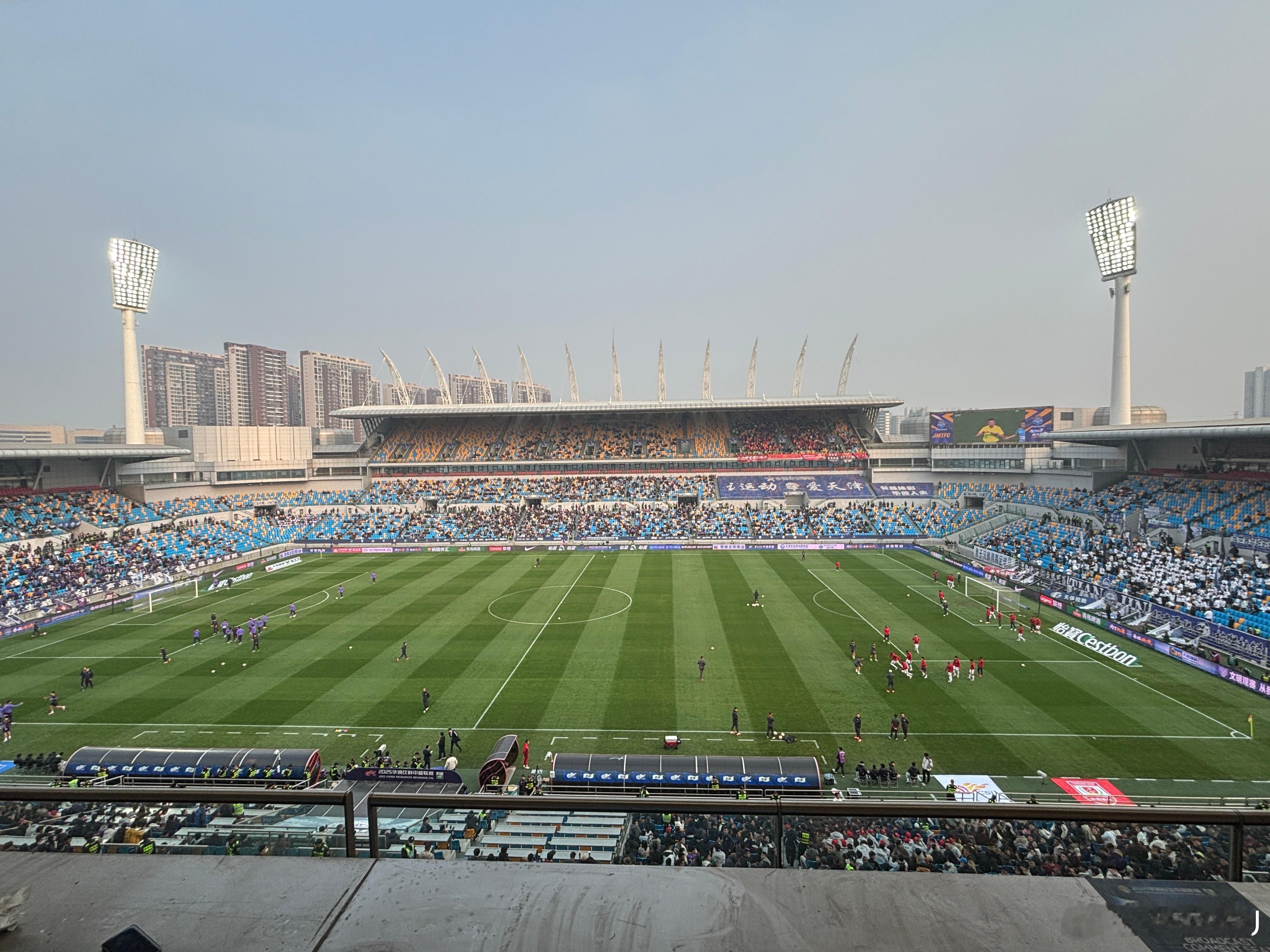 场地可真好，中超第一等 ​​​