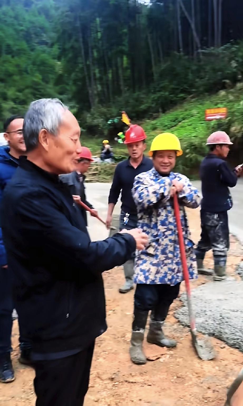 冯园长下山见修路工人，并称“你们进园免费”

凯里动物园山下的一块区域，今天已经