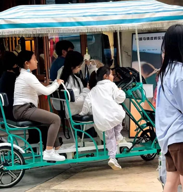好奇妙！何洁的大女儿长得也很像继父刁磊
何洁和李霄云一起到河北马镇录宣传片，带着