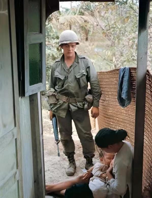 1968年，在越南战争期间，一名年轻的美军士兵在搜索游击队时，偶然看见一位母亲正