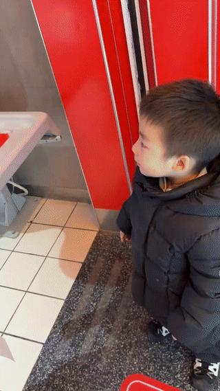 小朋友在超市里第一次看到黑人叔叔？
他充满好奇的反复上下打量？
心想这世界上怎么