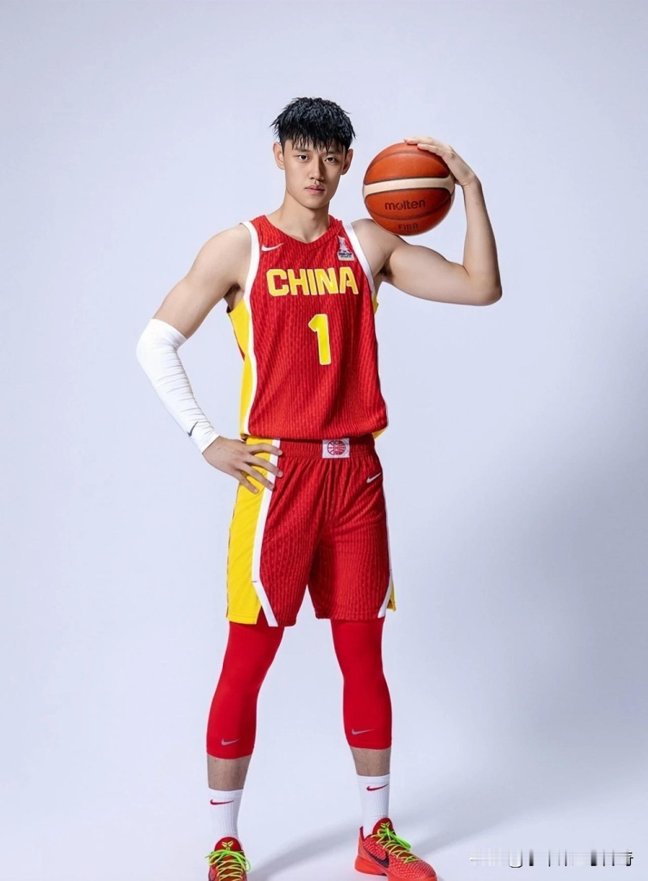 中国男篮官方发布了最新一期国家队的定妆照。