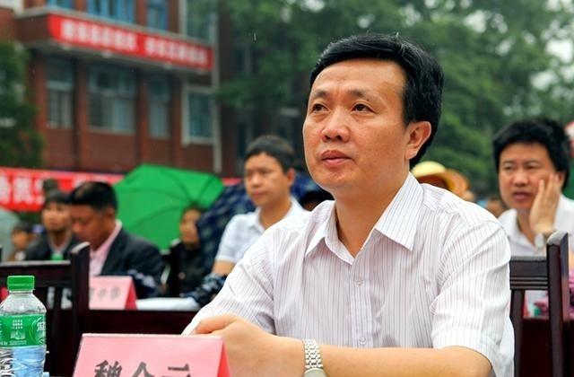 实在搞不懂他到底贪图什么？
一个干部如果天天和纪律打交道，按理说应该比谁都清楚红