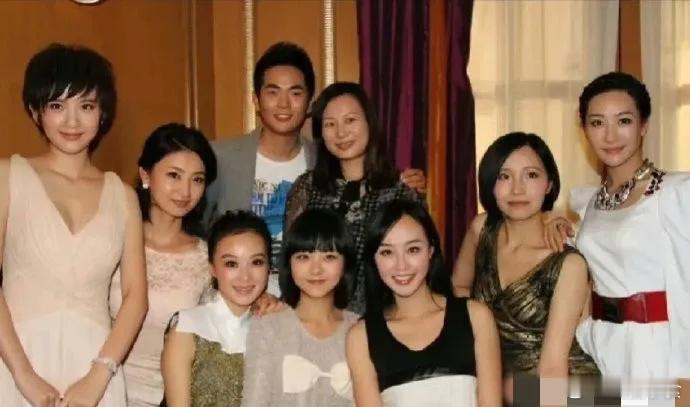 《甄嬛传》杀青宴合照！谭松韵完全就像个小孩子呀……要知道那时候她已经21岁了~ 