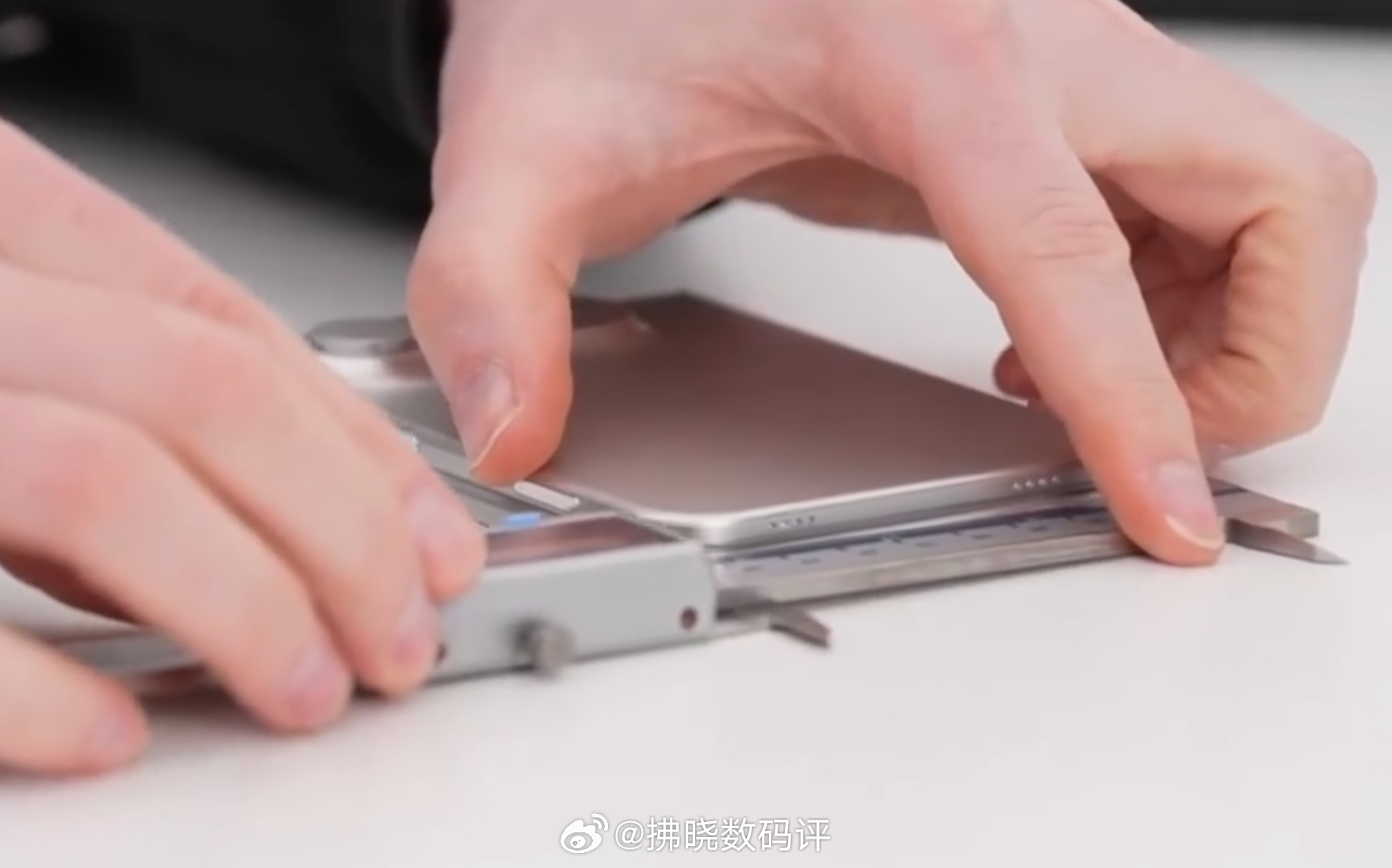 首款折叠iPhone 话说UnboxTherapy老哥手上这所谓的“iPhone