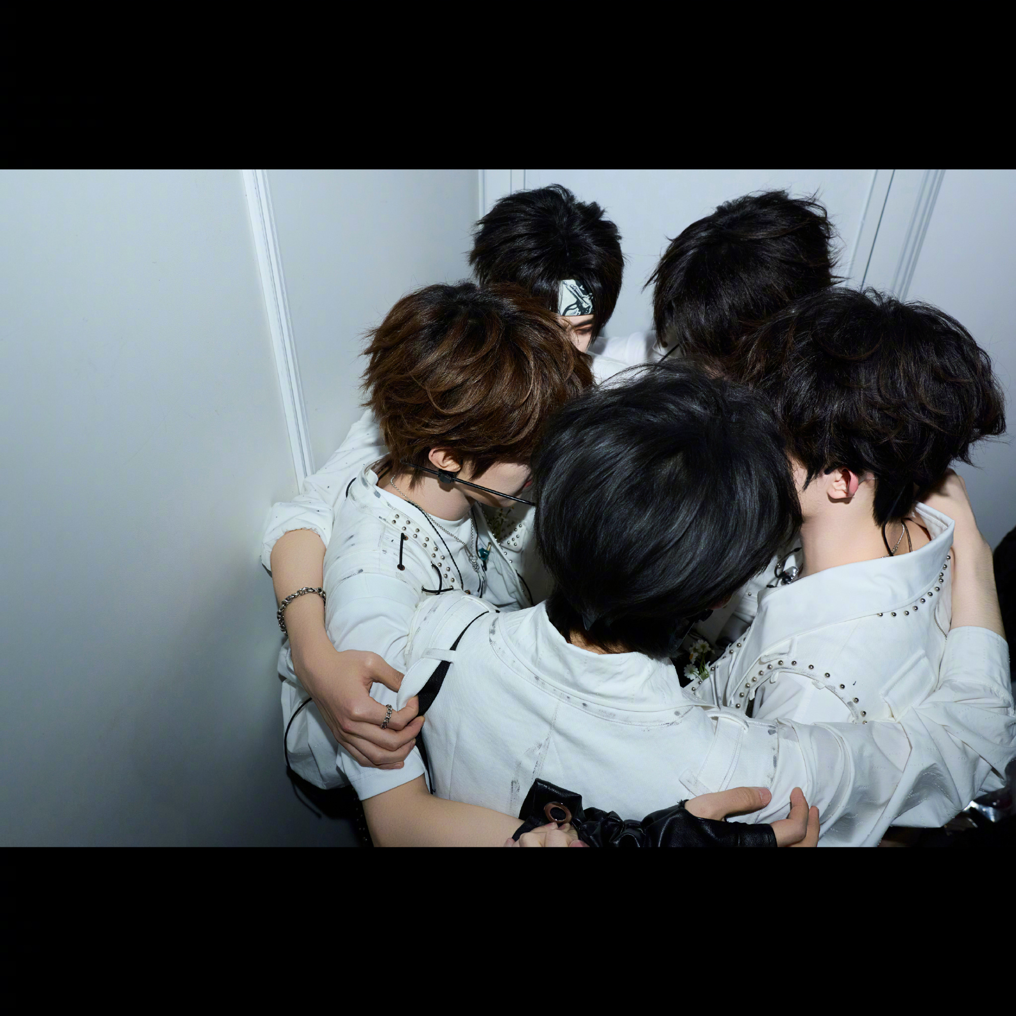 登陆少年线上线下反差感登陆少年线上线下两幅面孔我们五小登表面嘻嘻哈哈，实则背后比