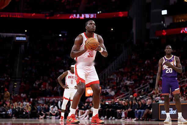 很多火箭球迷对于卡佩拉依然是迷之自信，依然不肯承认这笔签约有多糟糕。事实是，卡佩