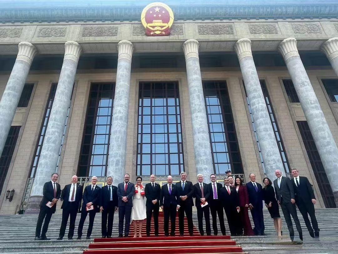 🔥🌍🇺🇸
美企高管代表团合影

除了行前公布的名单，
后又加上英伟达CE