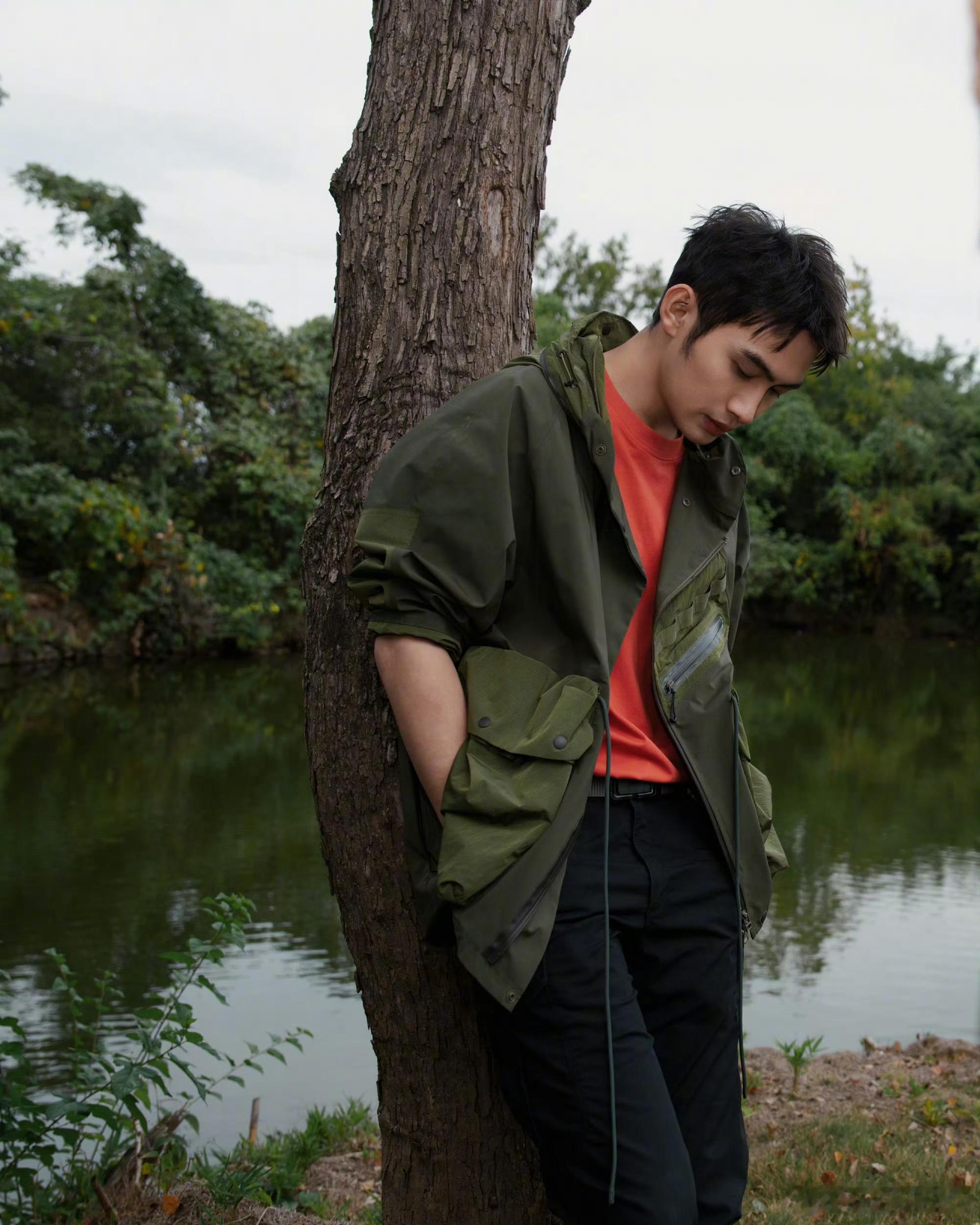 的九宫格来喽军绿色外套搭亮橘内搭，像把秋日森林的松弛感穿在了身上 靠在树旁的慵懒