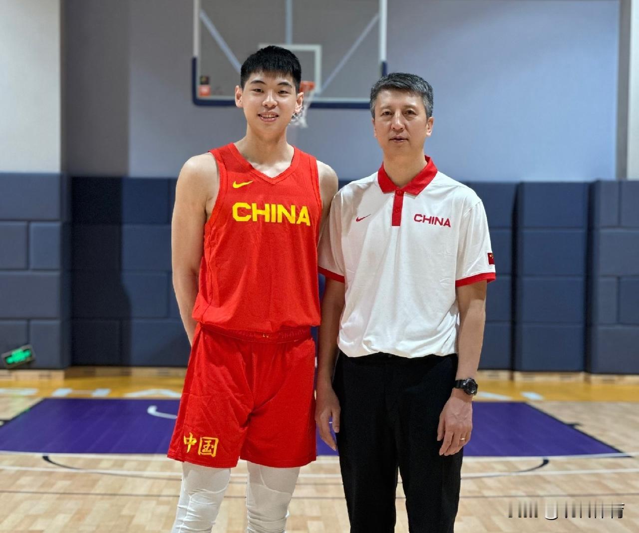 崔永熙在俱乐部不得意，但是却重返国家队！
今天，中国男篮公布了短训营的增补名单: