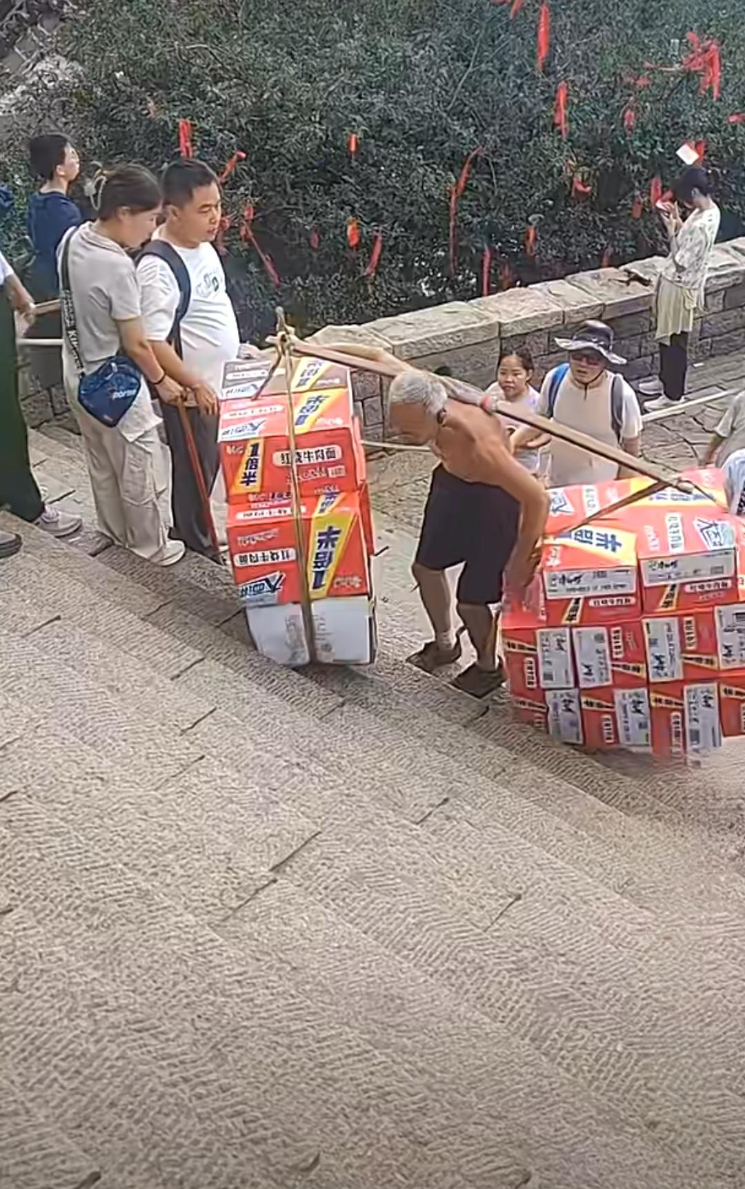 老大爷手足无措之时，众人鼎力相助。
3月21日，山东泰山上一位挑着满满一担方便面