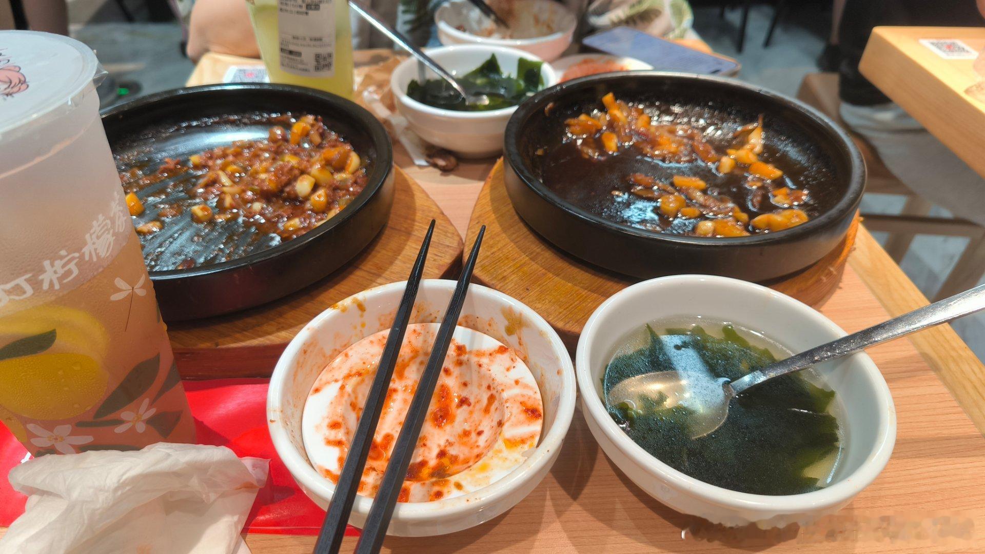 今天在家干了半天活，累的不想做饭，又来吃米村拌饭。点了三杯鸡和肉末茄子，免费的米