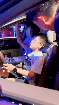 被成都11岁小孩哥讲车圈粉了销售愣住，是因为小孩哥讲车不带半点“仰视进口”的旧习
