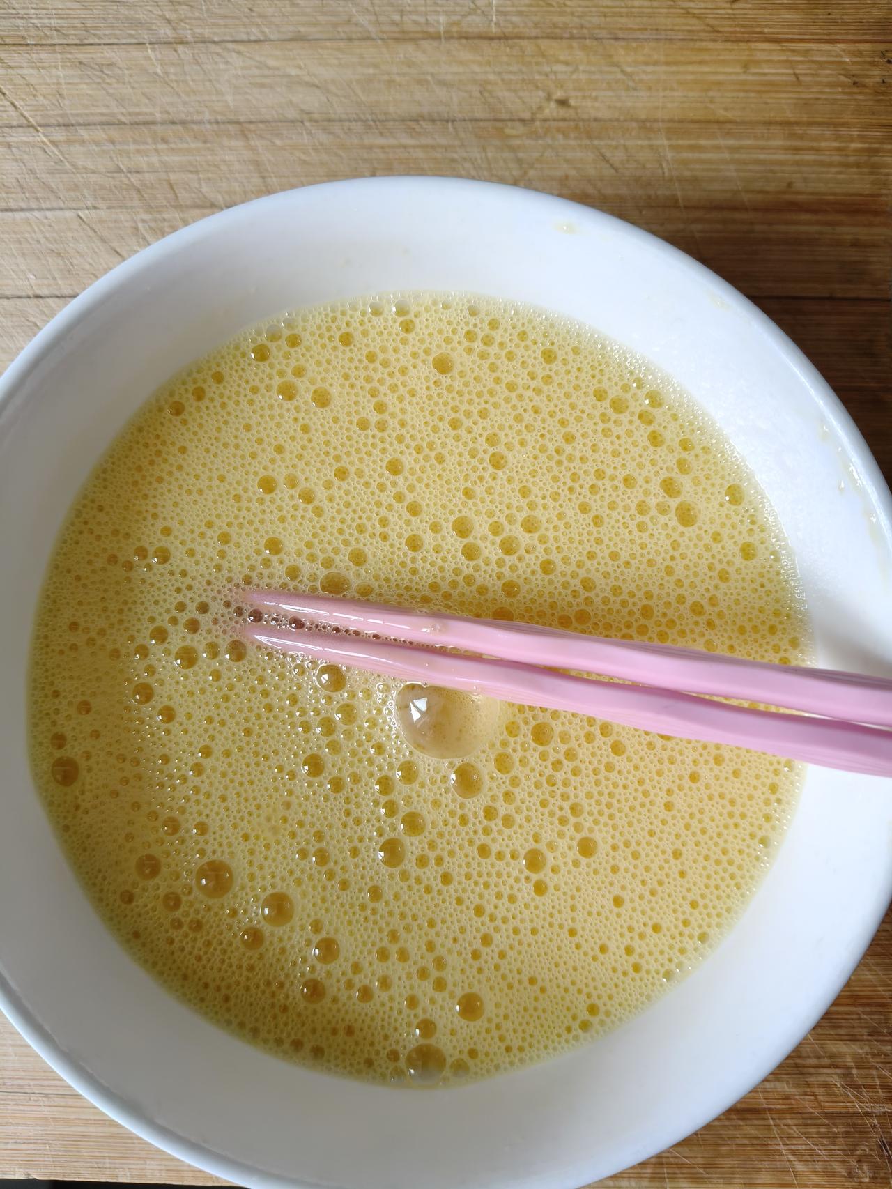 今天早上自己在家做了一道河南杞县特色美食——砂锅鸡蛋，由于是第一次做感觉有点失败