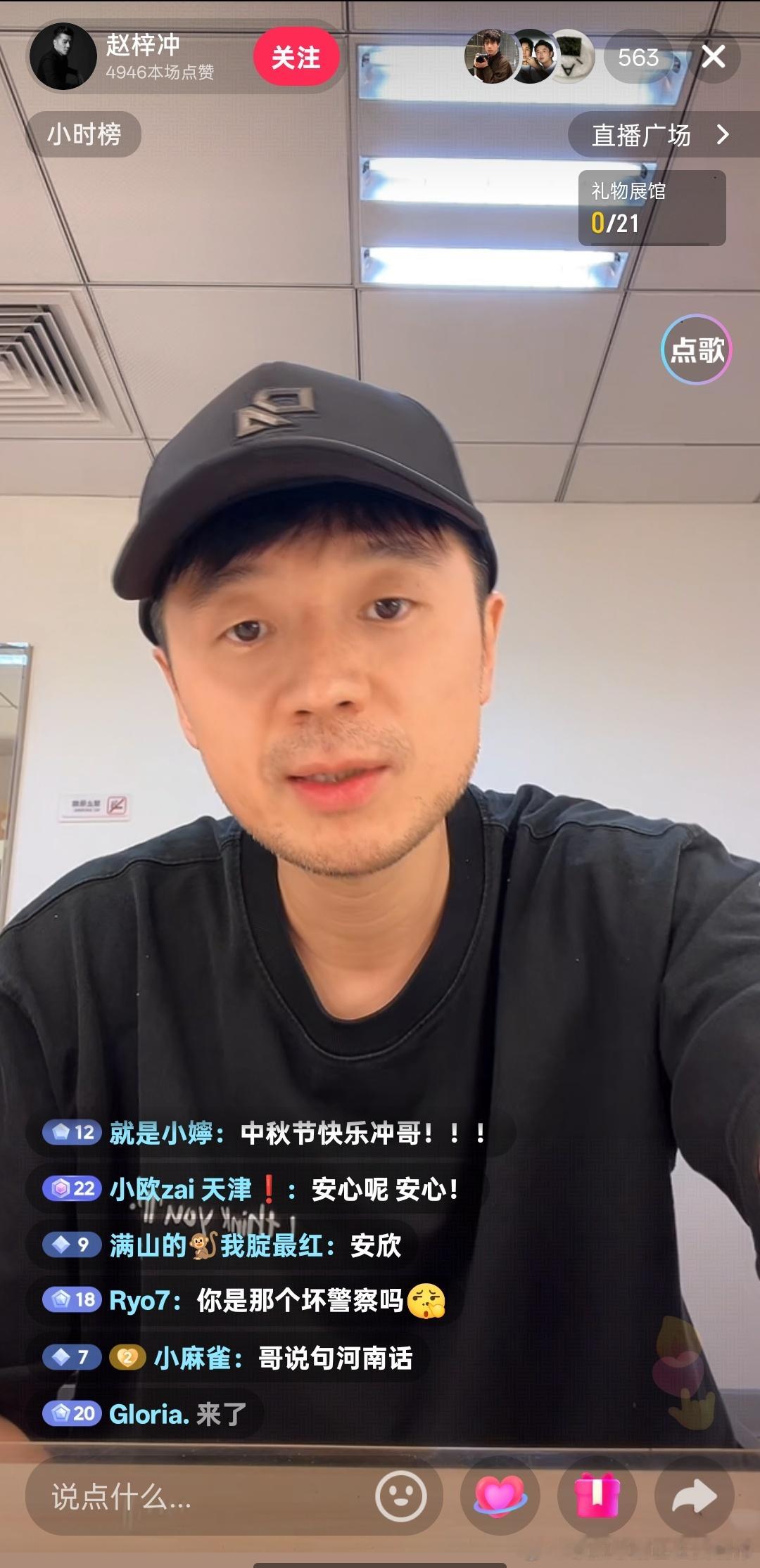 这个小哥也演了《震耳欲聋》，演一个穿黑夹克的体制内人士，还以为他是黑社会的保护伞