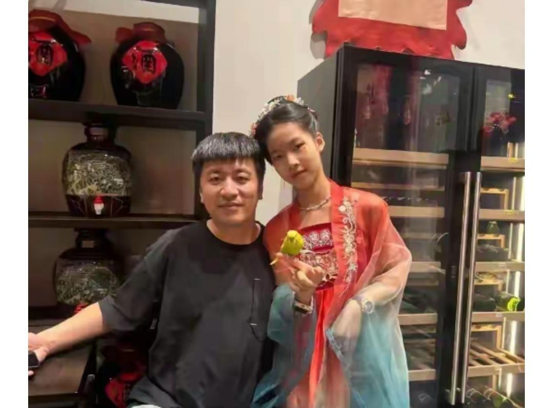 张雪峰的公司完成了股份的划分，他的女儿接手了三家公司。他的妻子也成为董事，负责管