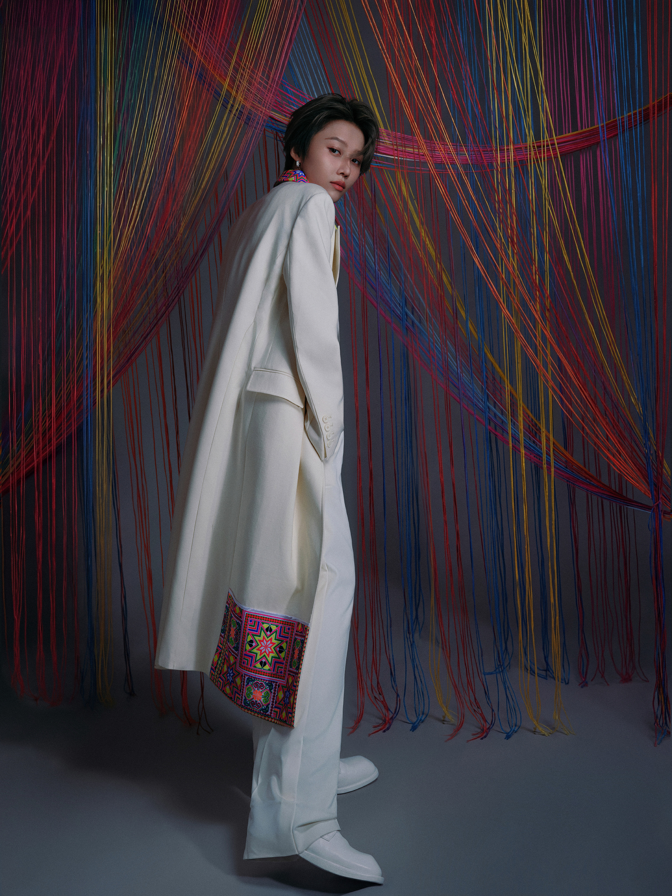 亮相上城士非遗巡游展，身着由贵州民族服饰设计师李昌德特别打造的定制造型：米白色利