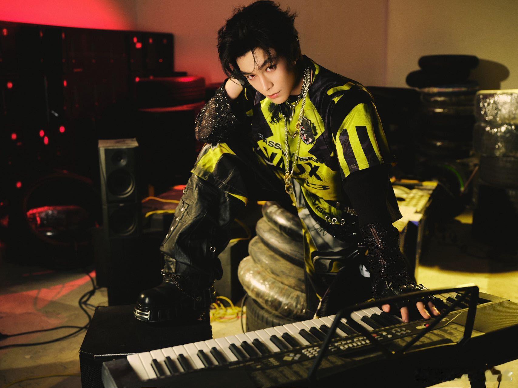 音乐节造型简直是时尚的典范！色彩T恤和烫钻透视内搭的搭配，新颖又独特，露指手套带