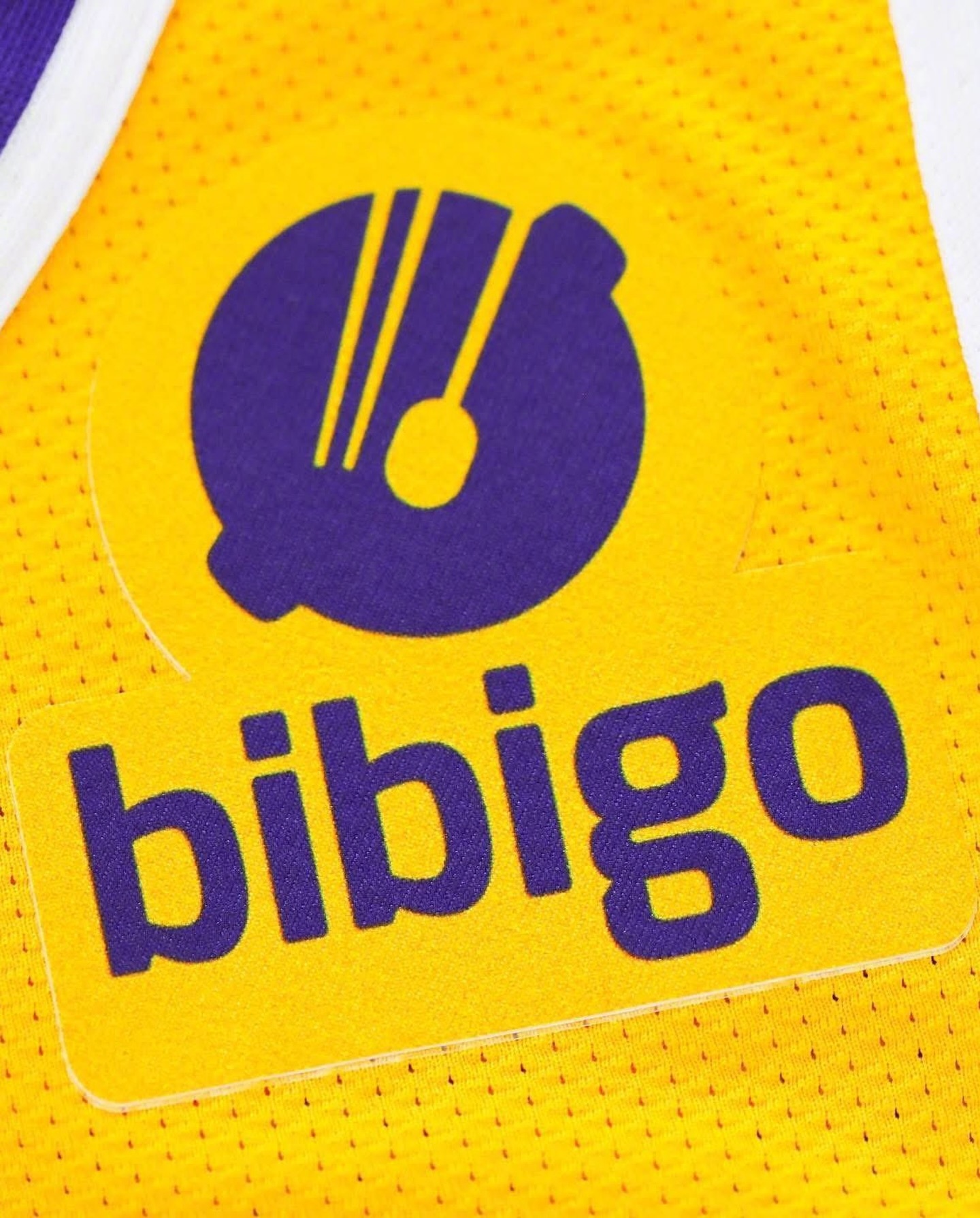 湖人球衣补丁的五年合同即将到期，必品阁花了1亿美金在湖人球衣上出现了五年，有多少