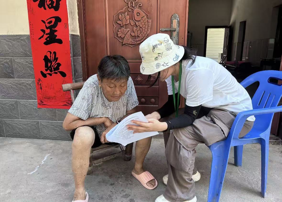 秦岭笑谈 情系微湖暖桑榆 青春陪伴润乡邻近日，情系微湖，毓养青川实践队走进乡村社