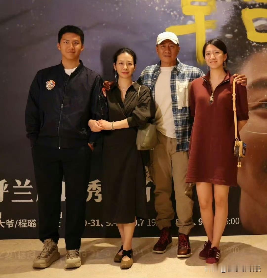 胡军一家高调上热搜。

胡军夫妇的基因，真是一点都没浪费，看看他的儿子和女儿就知